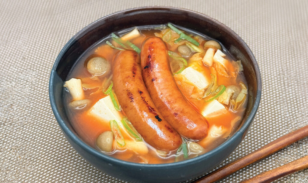 ซุปกิมจิไส้กรอก SCHAU ESSEN พร้อมเต้าหู้และเห็ดชิเมจิ