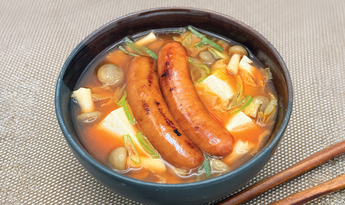 ซุปกิมจิไส้กรอก SCHAU ESSEN พร้อมเต้าหู้และเห็ดชิเมจิ