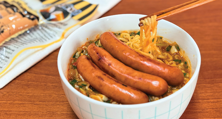 รามยอนเกาหลีเสิร์ฟคู่ SCHAU ESSEN ไส้กรอกญี่ปุ่นพรีเมียม