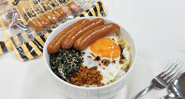 ข้าวไข่ดาวเสิร์ฟคู่ SCHAU ESSEN ไส้กรอกญี่ปุ่นพรีเมียม